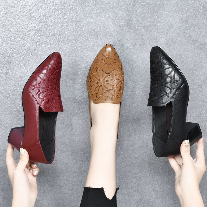 Tonette | Zachte leather embroidered pumps