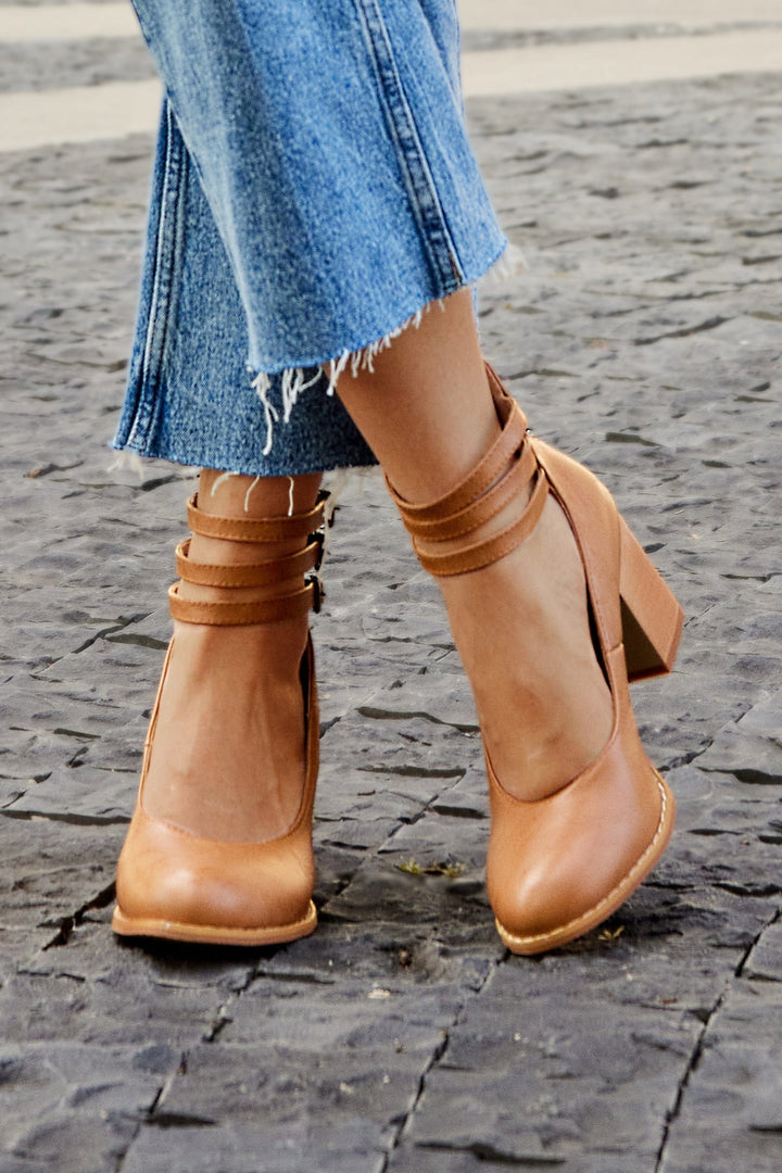 Ariana | Triple buckle hakken