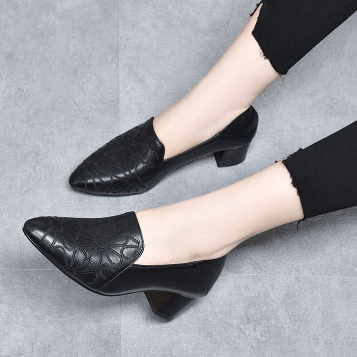 Tonette | Zachte leather embroidered pumps