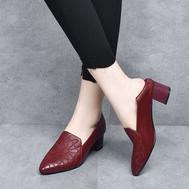 Tonette | Zachte leather embroidered pumps