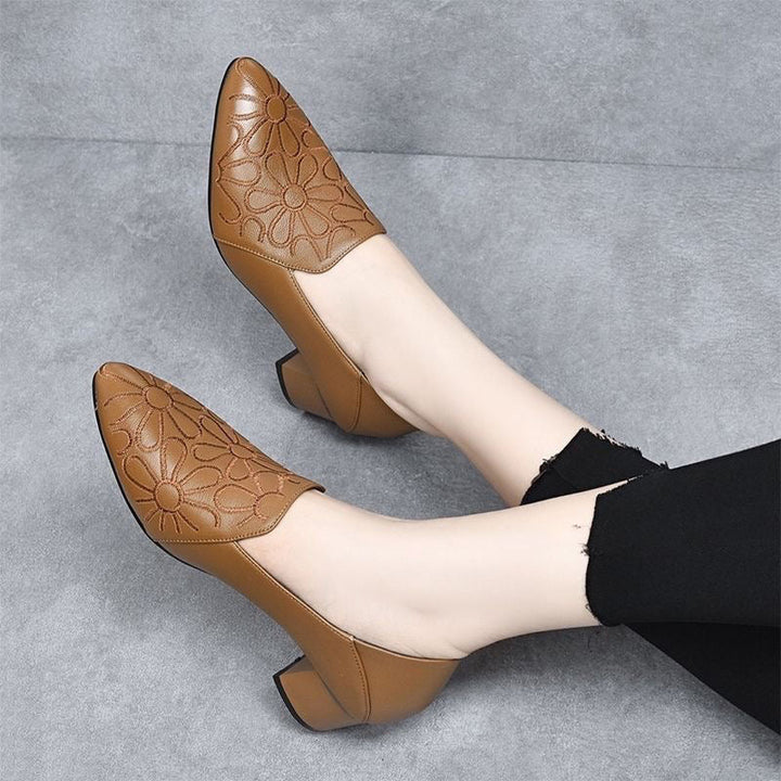 Tonette | Zachte leather embroidered pumps